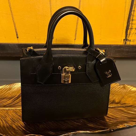 LOUIS VUITTON BLACK CROSSBODY PURSE (EXCELLENT CONDITION) - Picture 1 of 9